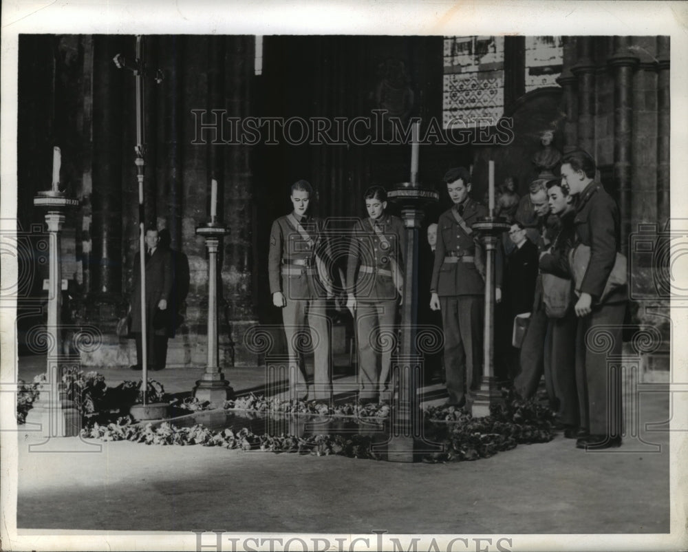 1942 Press Photo American doughboys on tour at the British Capital - nem51609