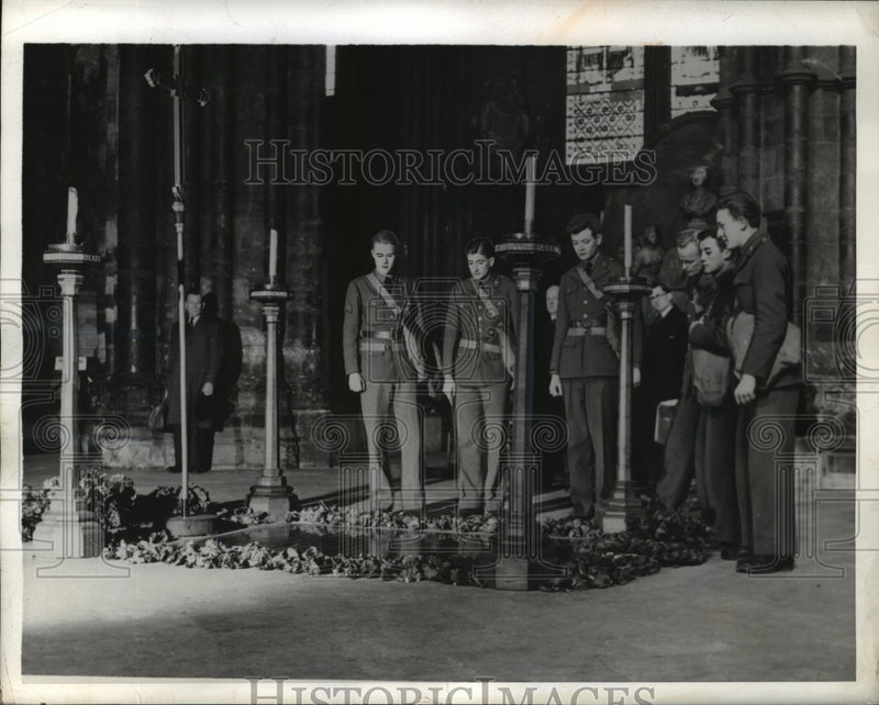 Load image into Gallery viewer, 1942 Press Photo American doughboys on tour at the British Capital - nem51609
