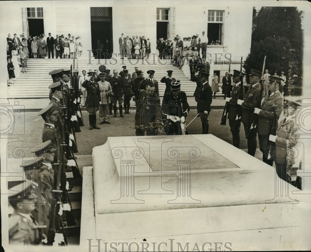 1929 Press Photo Gen Henri JE Gouraud places wreath at Tomb of the Unknown