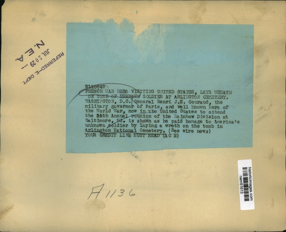 1929 Press Photo Gen Henri JE Gouraud places wreath at Tomb of the Unknown