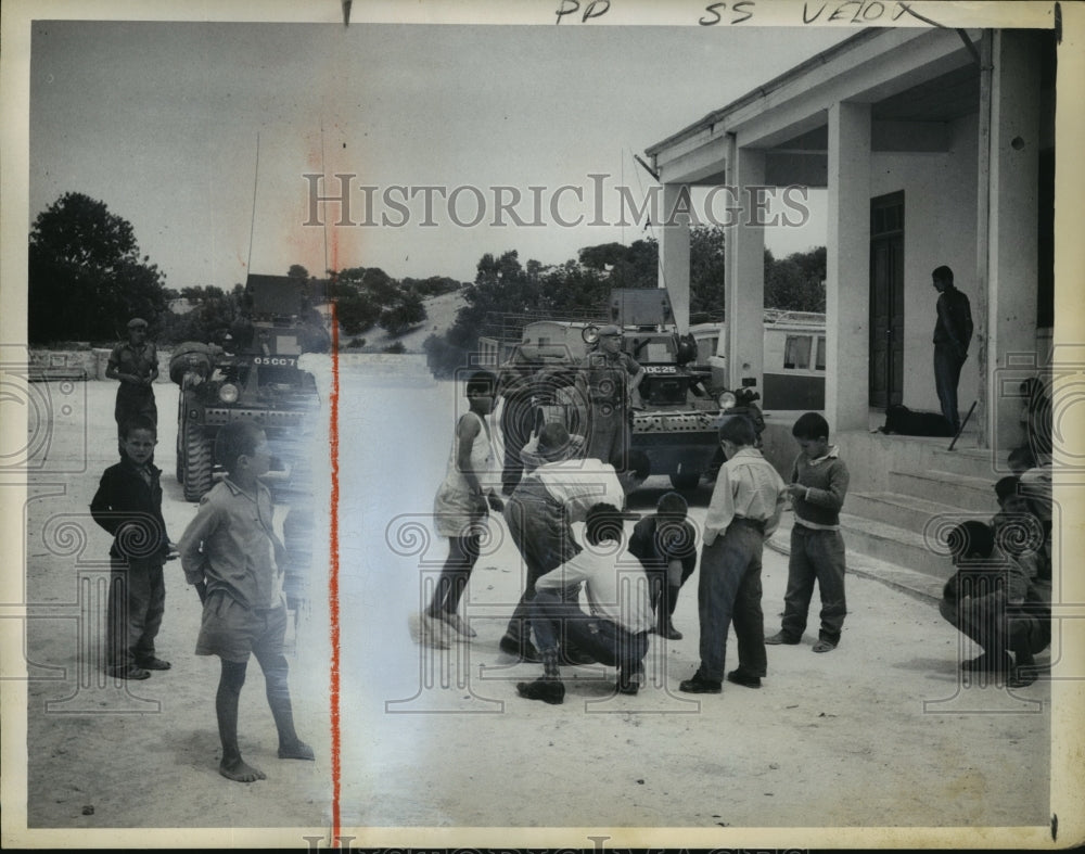 1964 Press Photo United Nations British Troops guard Refugee Building in Cyprus