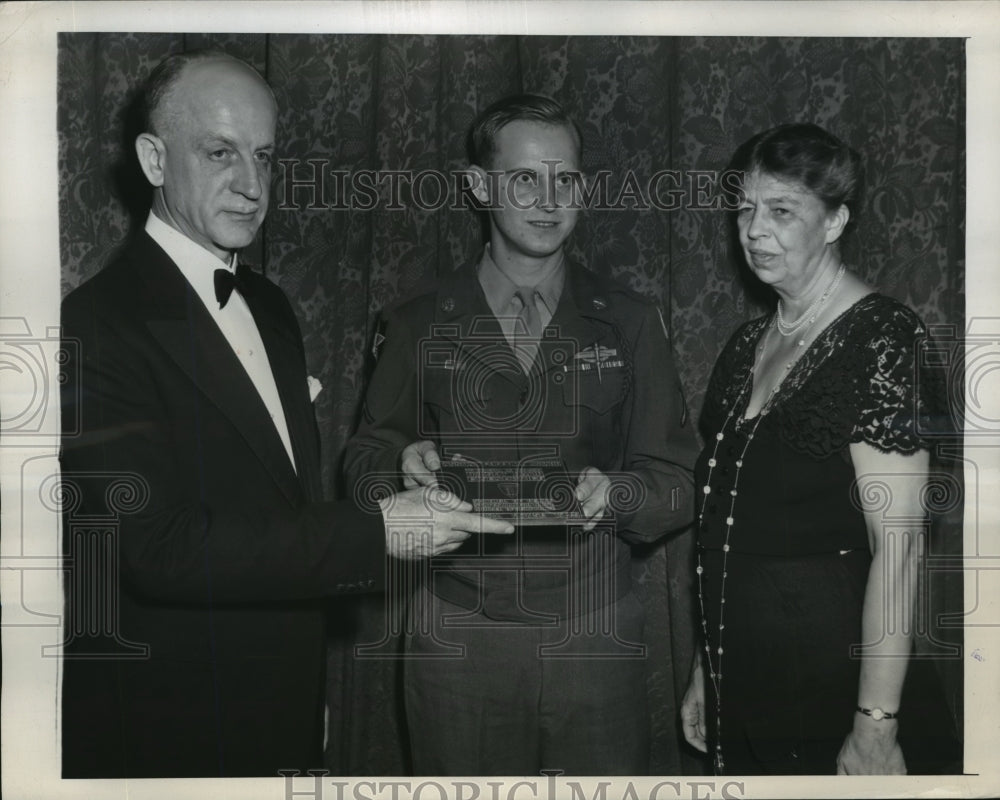 1945 Press Photo Freedom Award Presentation at Annual Dinner of Freedom House- Historic Images