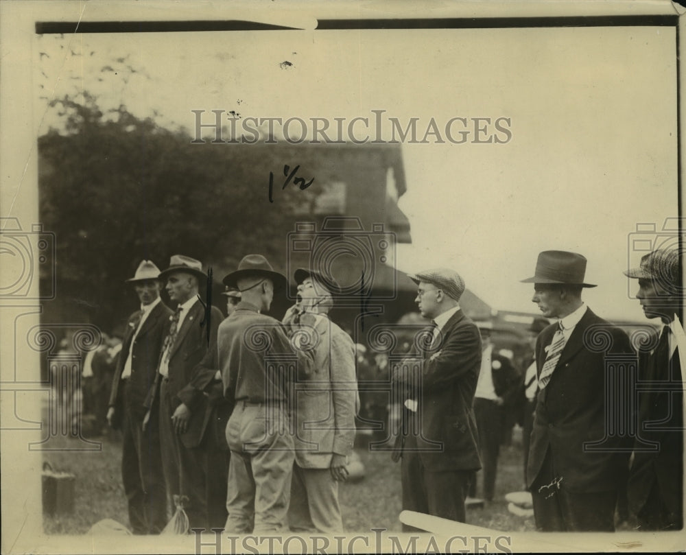 1917 Press Photo A US soldier at training caamp examined by an officer