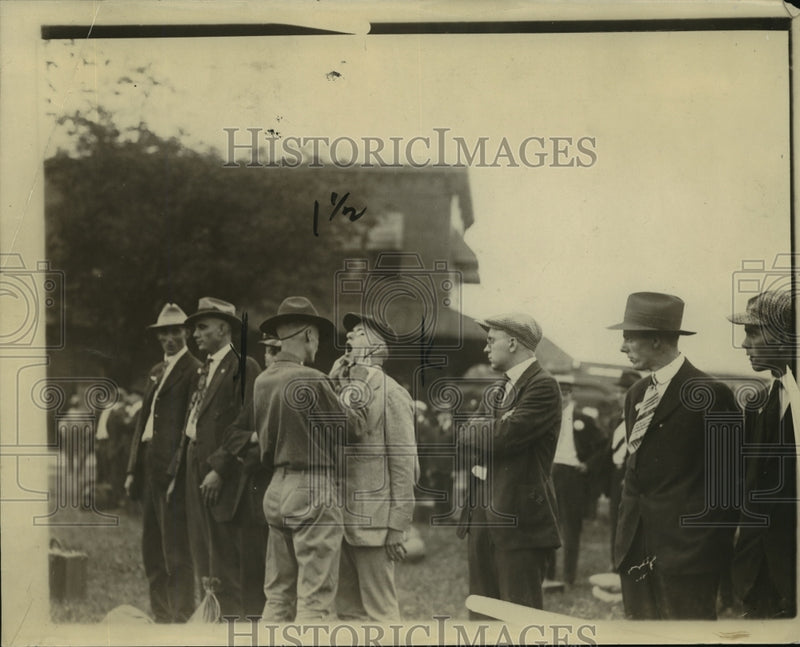 Load image into Gallery viewer, 1917 Press Photo A US soldier at training caamp examined by an officer
