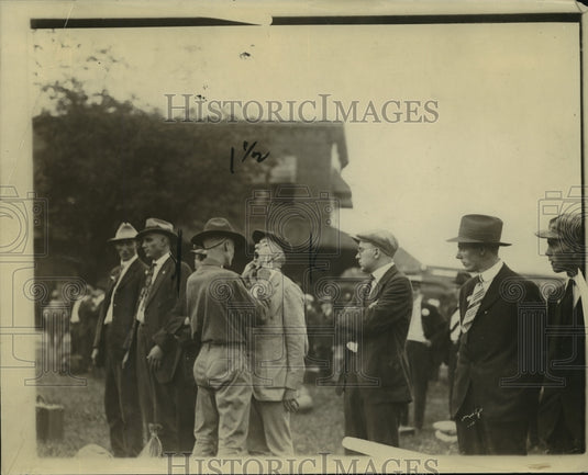 1917 Press Photo A US soldier at training caamp examined by an officer
