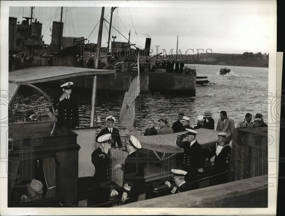 1940 Press Photo Cmdr HE Reid & Lt Cmdr H Paller & Parliament members