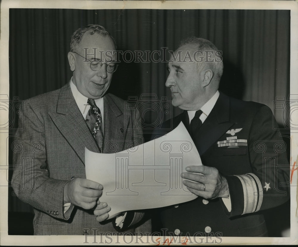 1950 Press Photo Navy Radar Expert Lawrence A. Hyland receive Navy highest Award