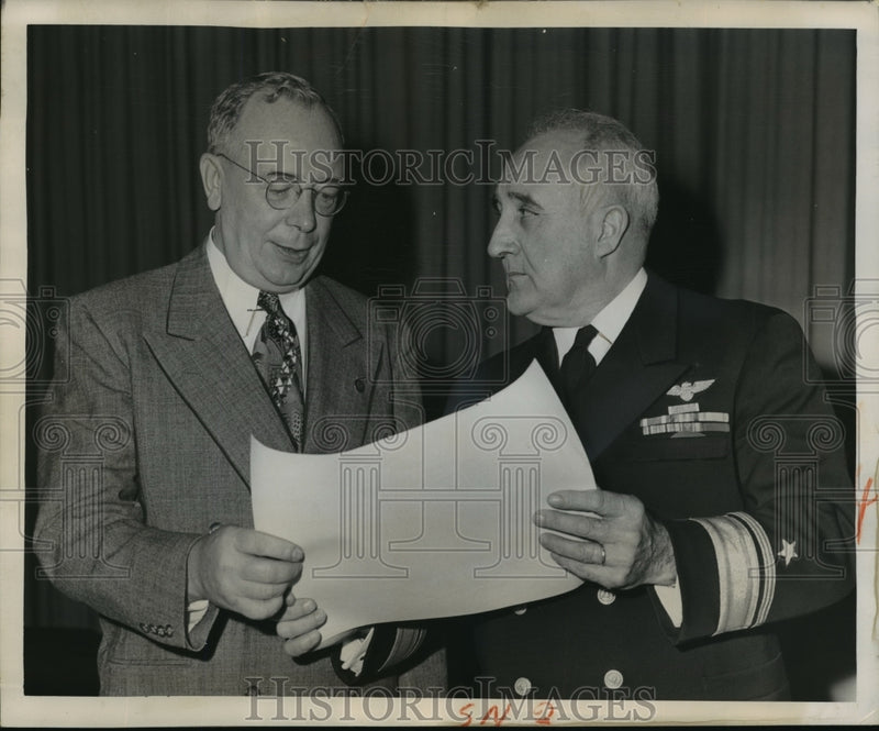 Load image into Gallery viewer, 1950 Press Photo Navy Radar Expert Lawrence A. Hyland receive Navy highest Award
