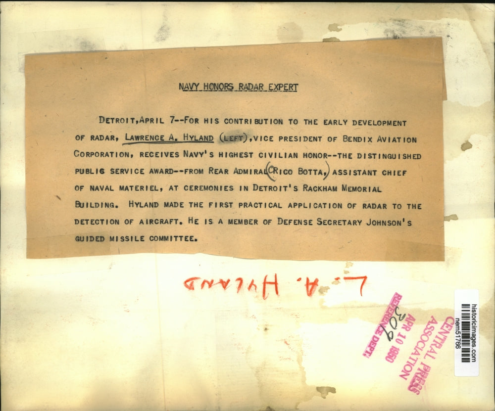 1950 Press Photo Navy Radar Expert Lawrence A. Hyland receive Navy highest Award