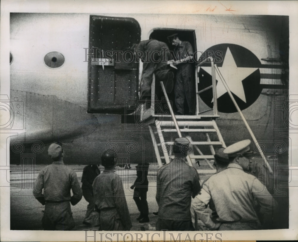 1950 Press Photo Soldiers being unloaded in Japan from teh Korean front