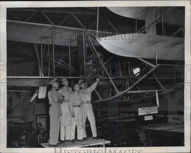 Load image into Gallery viewer, 1947 Press Photo National Air races competitors view American first Army Plane
