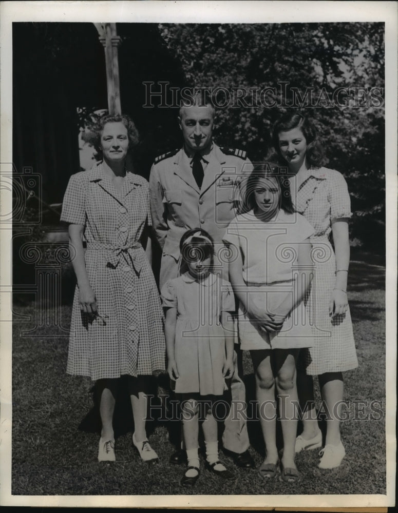 1945 Press Photo Commander Shane H. King shown with his wife and children