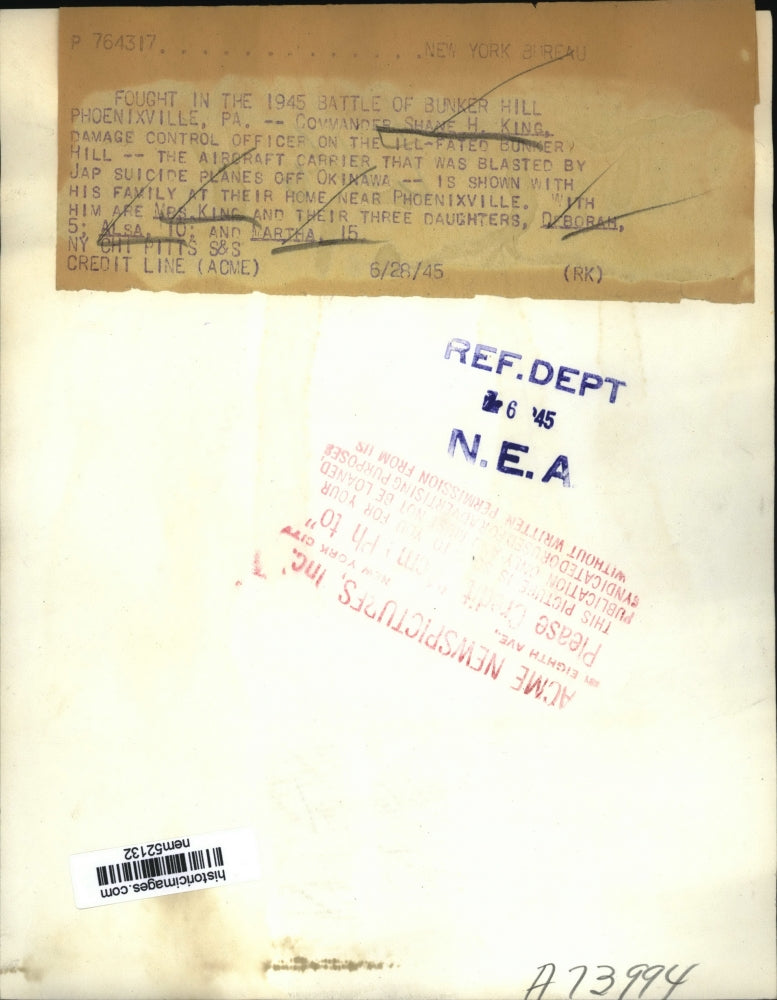 1945 Press Photo Commander Shane H. King shown with his wife and children