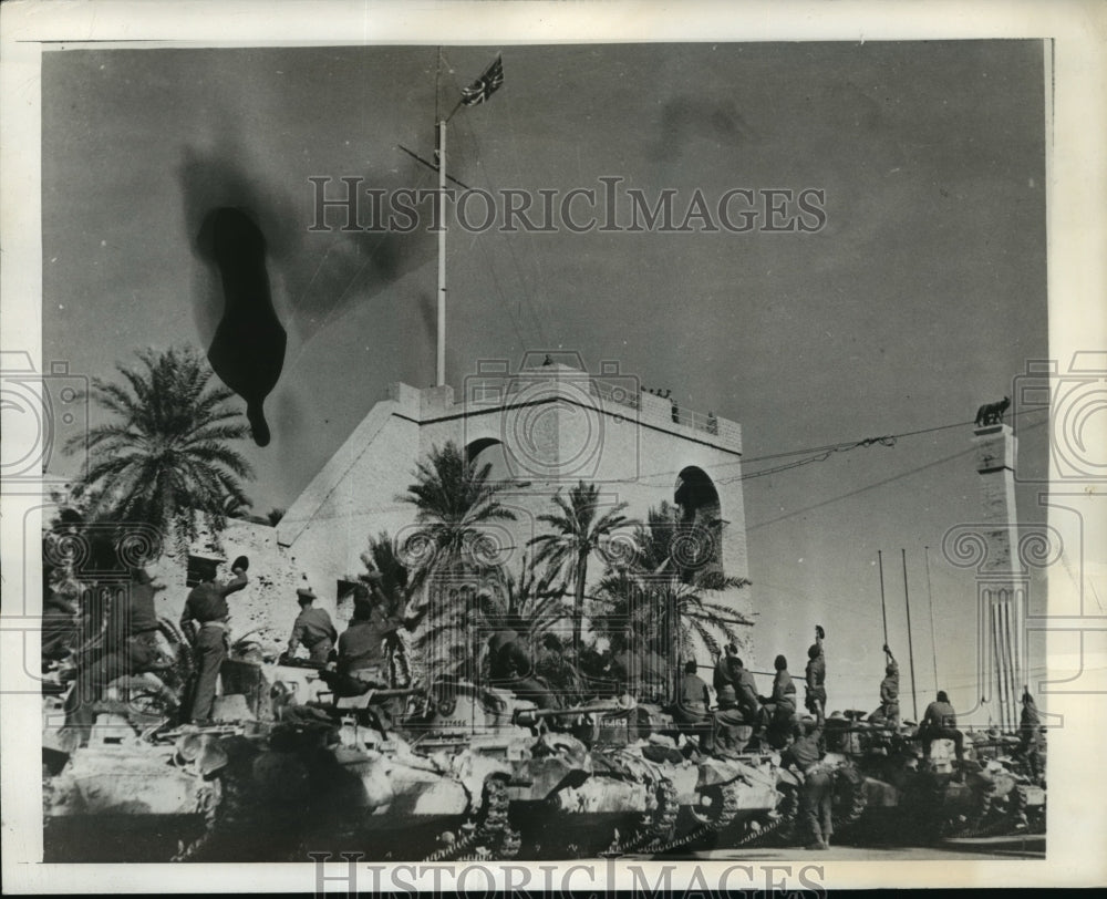 1943 Press Photo British Army Tank Crews raise flag in Tripoli - nem52208