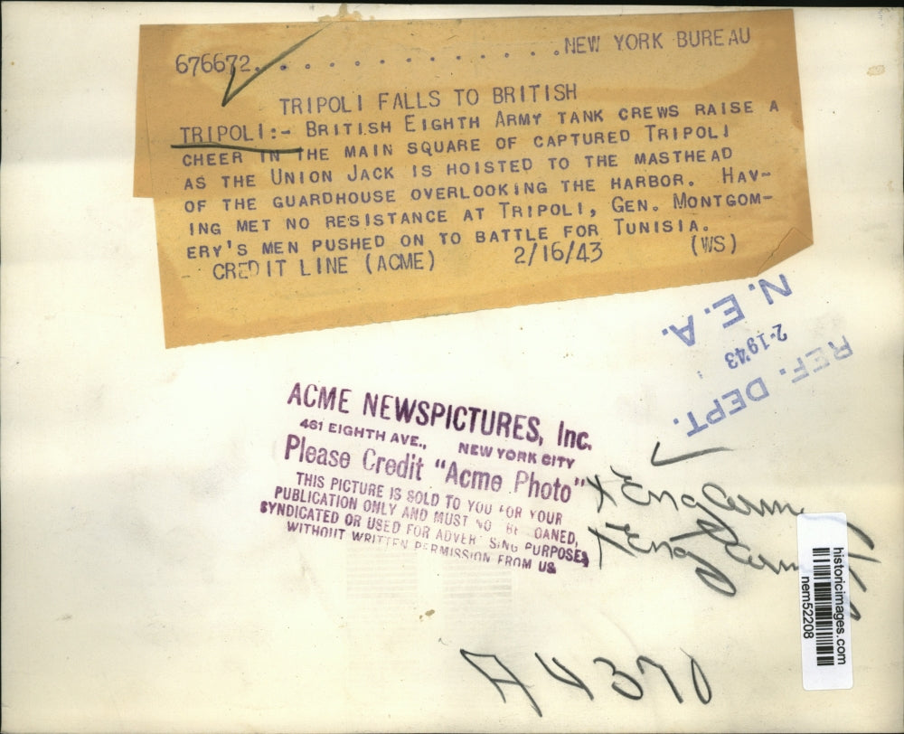 1943 Press Photo British Army Tank Crews raise flag in Tripoli - nem52208