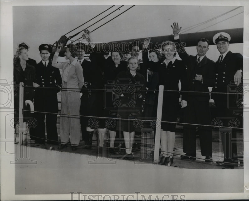 Load image into Gallery viewer, 1945 Press Photo British Passengers aboard Royal Navy Ship left Philadelphia
