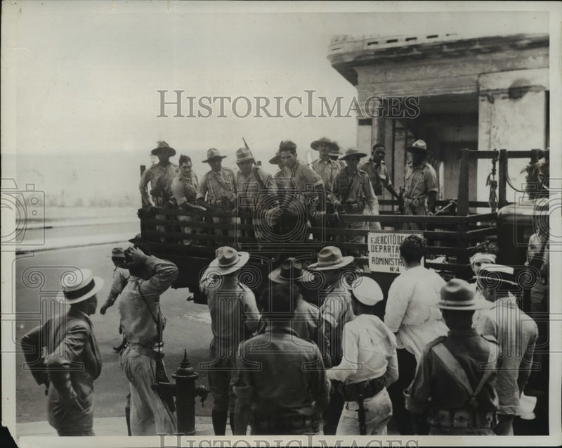 Load image into Gallery viewer, 1933 Press Photo Cuban soldiers arrive as reinforcements at Hotel National
