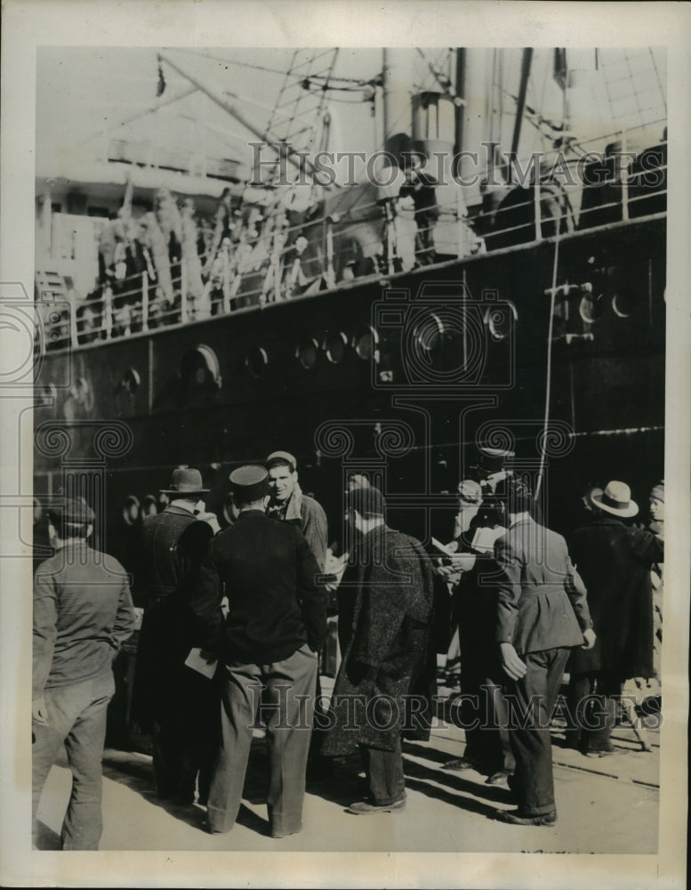 1938 Press Photo Natives loading the Italian Ship Aventino of Naples at Tunis