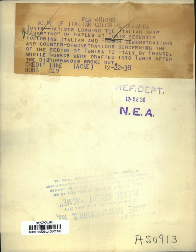 1938 Press Photo Natives loading the Italian Ship Aventino of Naples at Tunis