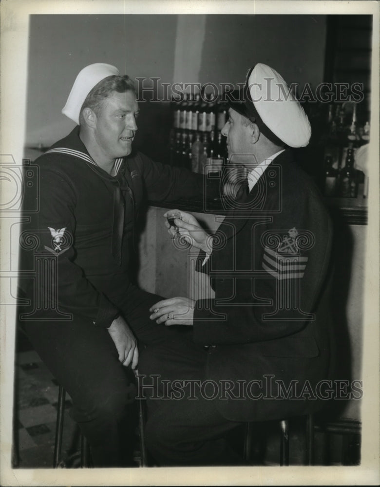 Load image into Gallery viewer, 1943 Press Photo Third Class Gunners Mate Leonard Moore talks with Petty Officer
