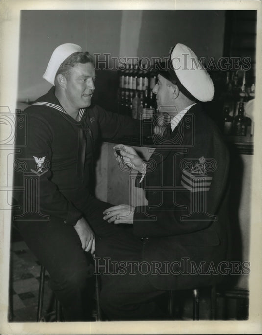1943 Press Photo Third Class Gunners Mate Leonard Moore talks with Petty Officer