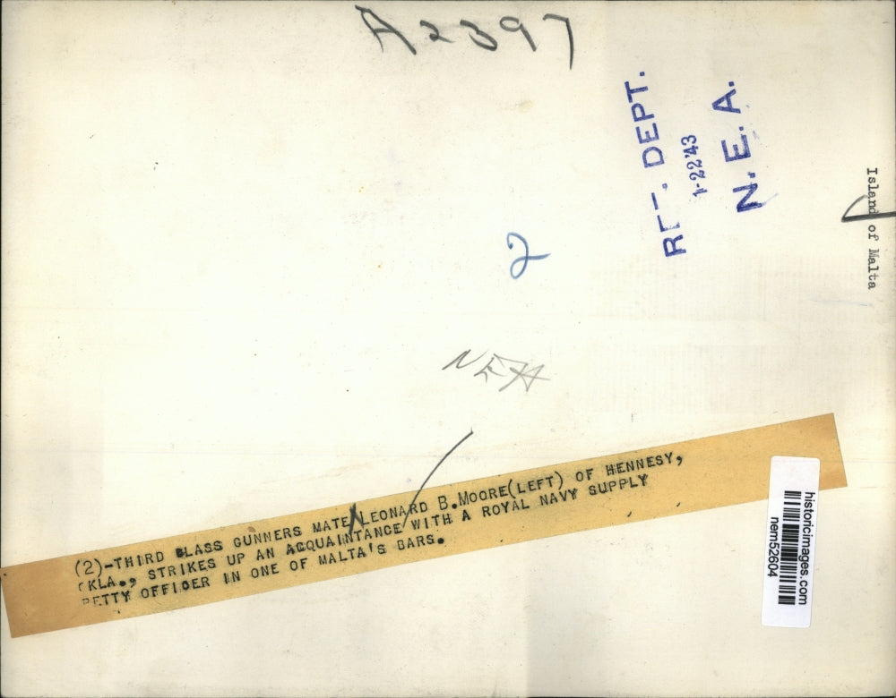 1943 Press Photo Third Class Gunners Mate Leonard Moore talks with Petty Officer