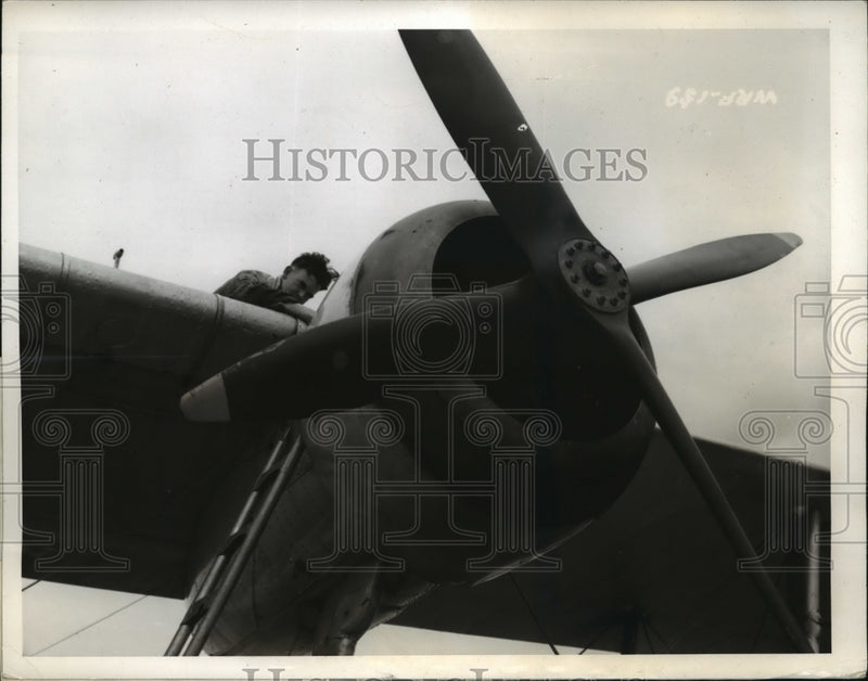 Load image into Gallery viewer, 1940 Press Photo Mechanics of R.C.A.F. adjust the motors of a 'Stranraer'
