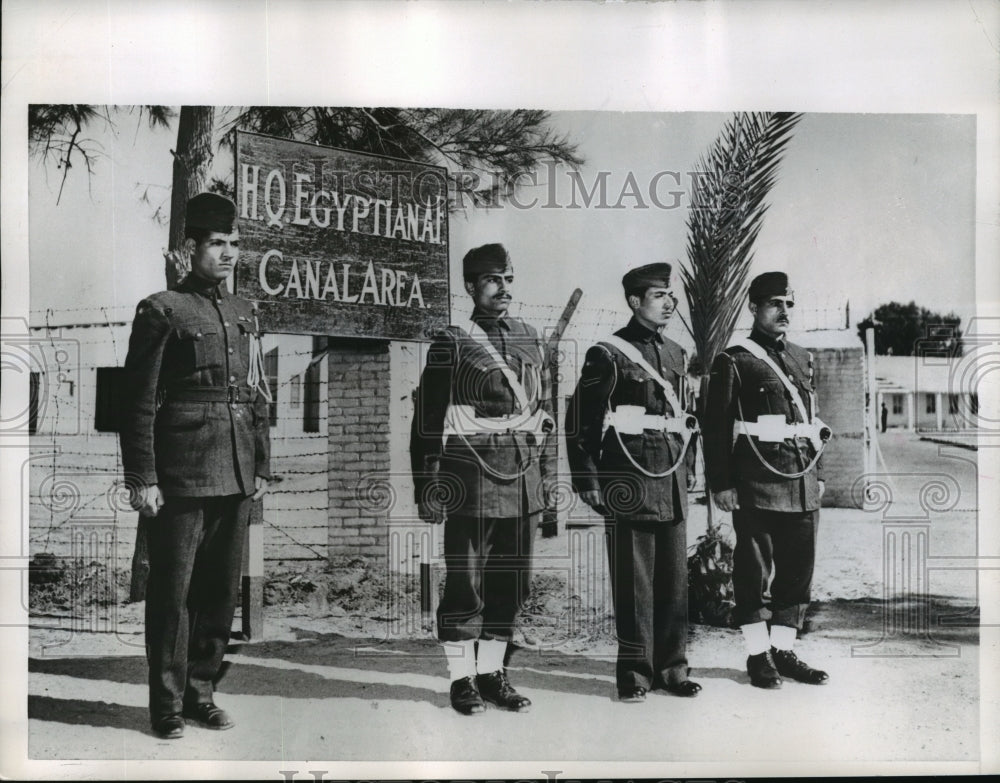 1956 Press Photo Egyptian military policemen guard entrance to the Suez Canal