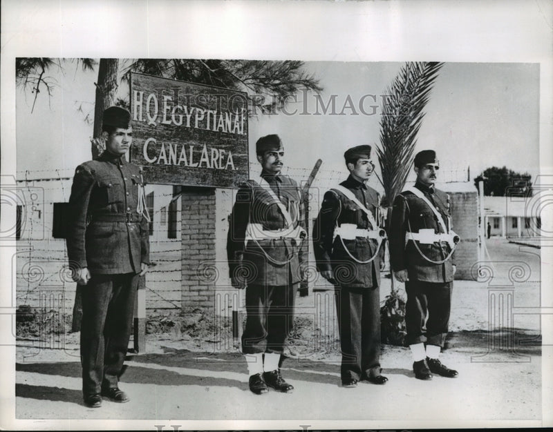 Load image into Gallery viewer, 1956 Press Photo Egyptian military policemen guard entrance to the Suez Canal
