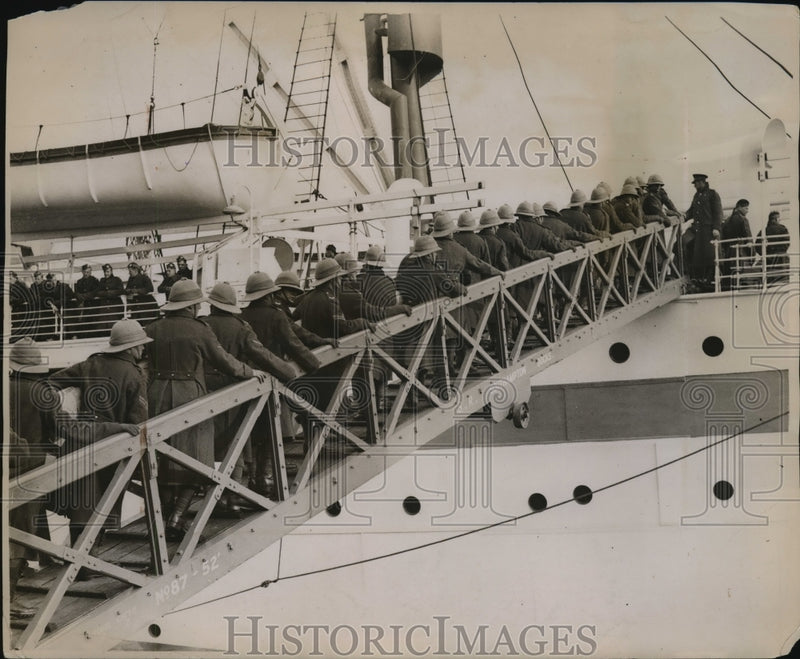 Load image into Gallery viewer, 1933 Press Photo English Army soldiers boarding a ship at port - nem52822
