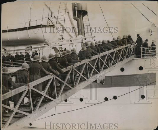 1933 Press Photo English Army soldiers boarding a ship at port - nem52822