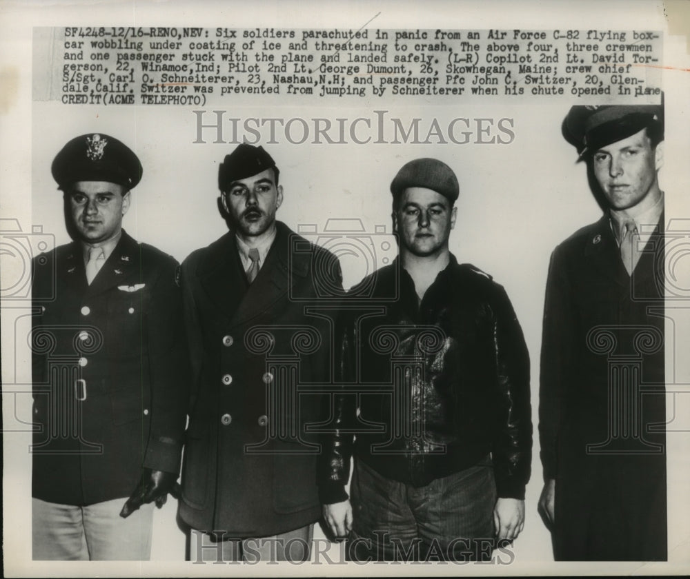 1916 Press Photo Three Crewmen One Passenger of C-82 Flying Boxcar Parachute