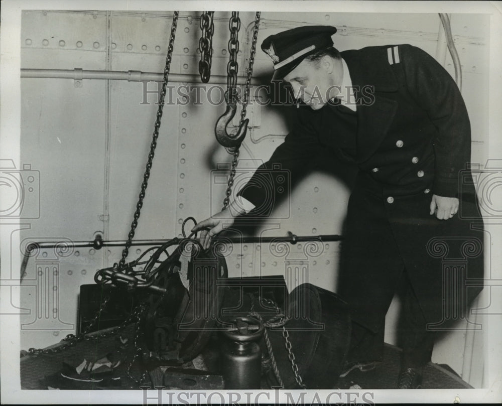 1941 Press Photo Lt. Daniel Lucinski inspects the motor of the S.S. Belvedere