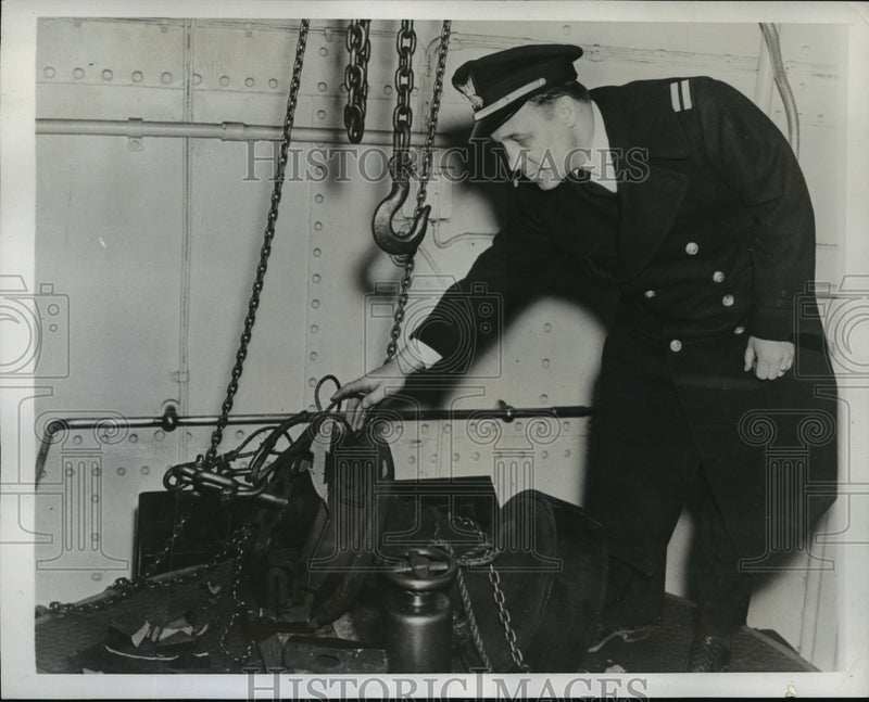 Load image into Gallery viewer, 1941 Press Photo Lt. Daniel Lucinski inspects the motor of the S.S. Belvedere
