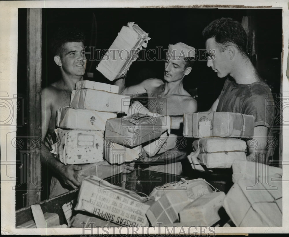1944 Press Photo American Marines carry Christmas packages from mail truck