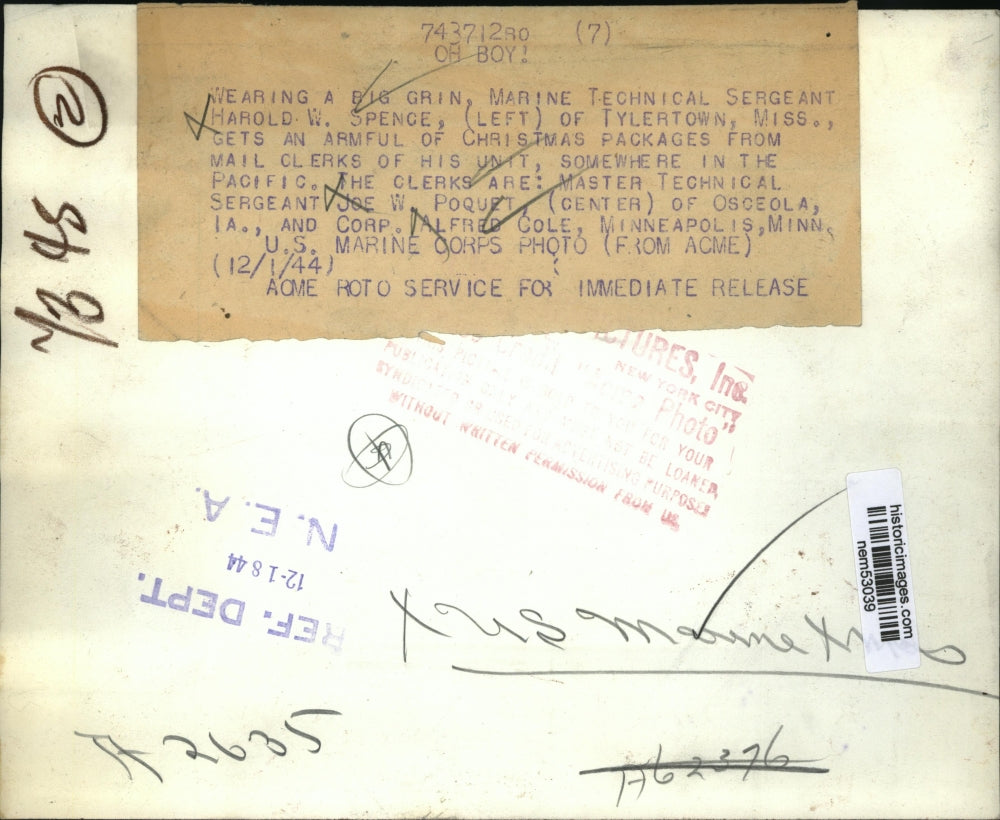 1944 Press Photo American Marines carry Christmas packages from mail truck