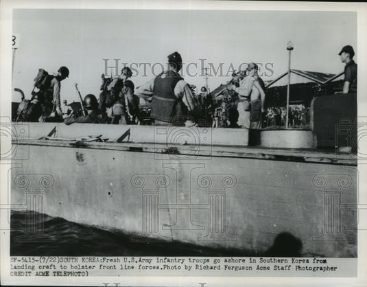 1951 Press Photo U.S. Army Infantry Troops go ashore in Southern Korean