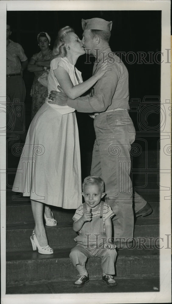 Load image into Gallery viewer, 1950 Press Photo Marine Lt. Bernard Nelson Says Goodbye at Union Station
