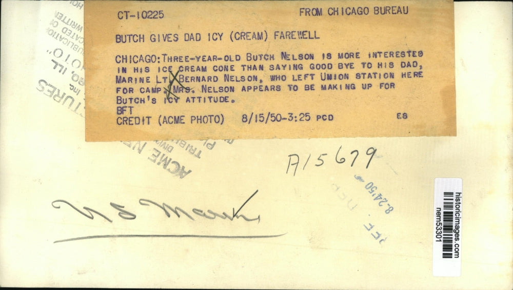 1950 Press Photo Marine Lt. Bernard Nelson Says Goodbye at Union Station