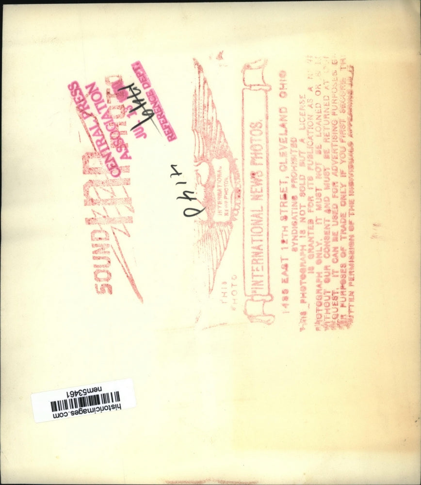 1950 Press Photo A Communist prisoner guarded by a South Korean Soldier