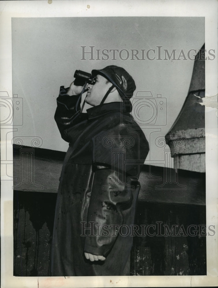 1942 Press Photo Aircraft Spotter Clad in "Sou'Wester" Scans Skies for Planes