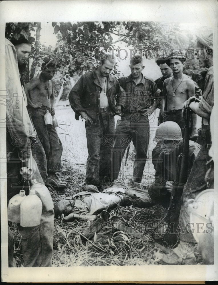 1942 Press Photo American and Australian troops surrounded a Japanese soldier