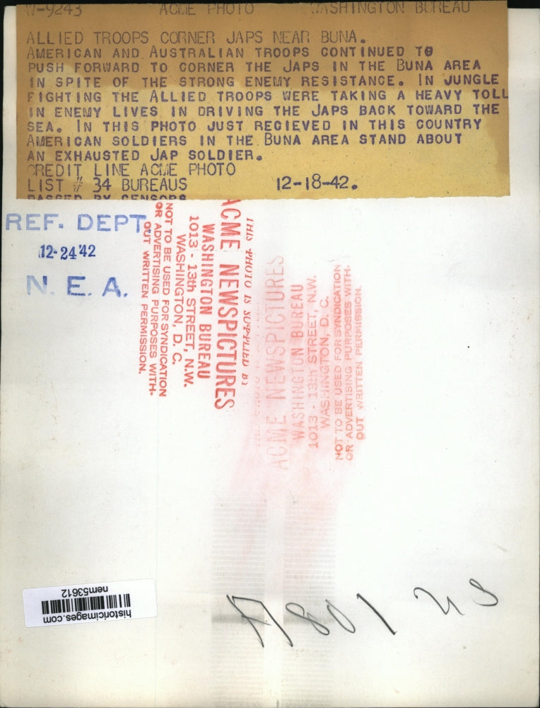 1942 Press Photo American and Australian troops surrounded a Japanese soldier