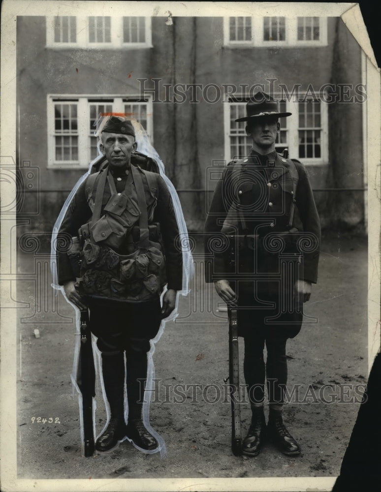 1935 Press Photo U.S Army Old and New Infantry Field packs Uniforms - nem53684