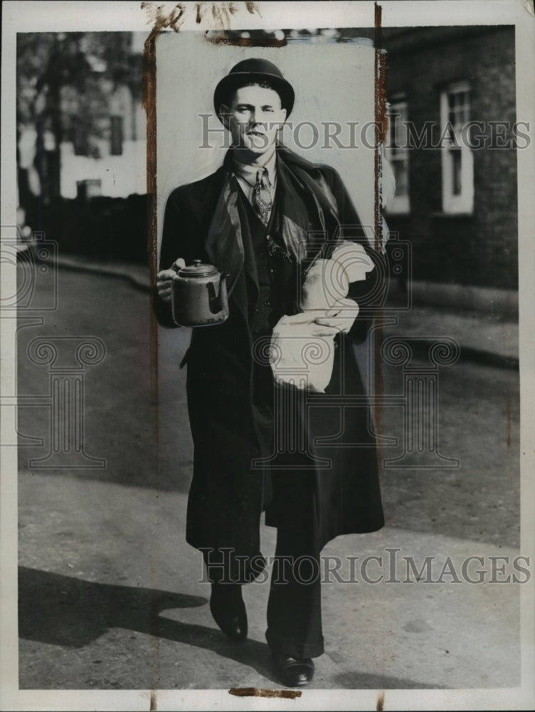 1938 Press Photo Douglas Kitchener during the London's stay in strike