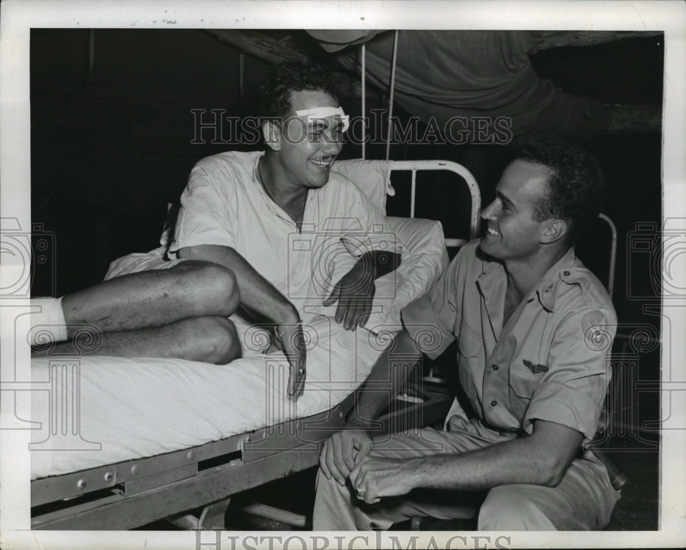 1943 Press Photo Second Lt. Edgar A. Green with Major W. Horn - nem53913