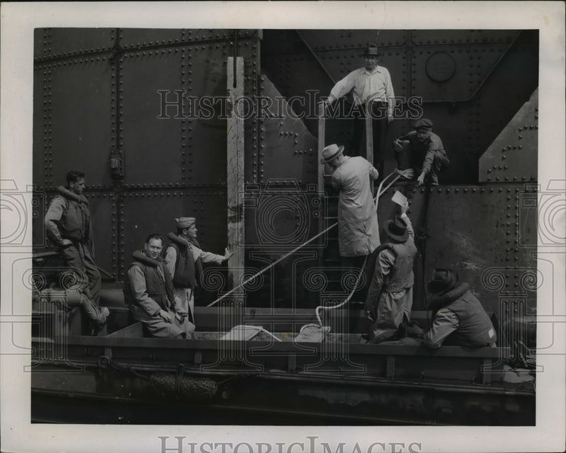 Load image into Gallery viewer, 1944 Press Photo "Duck" Trip to Sell War Bonds at "The Club" - nem53919
