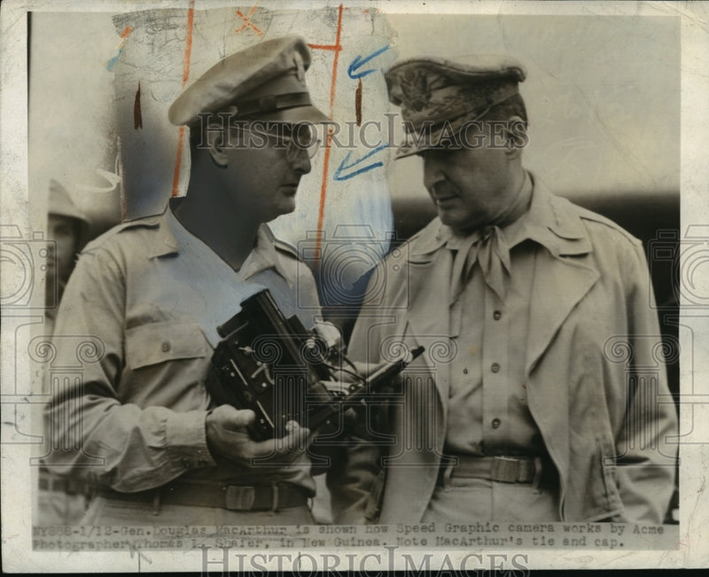 Load image into Gallery viewer, 1944 Press Photo General Douglas MacArthur and Photographer Thomas Shafer
