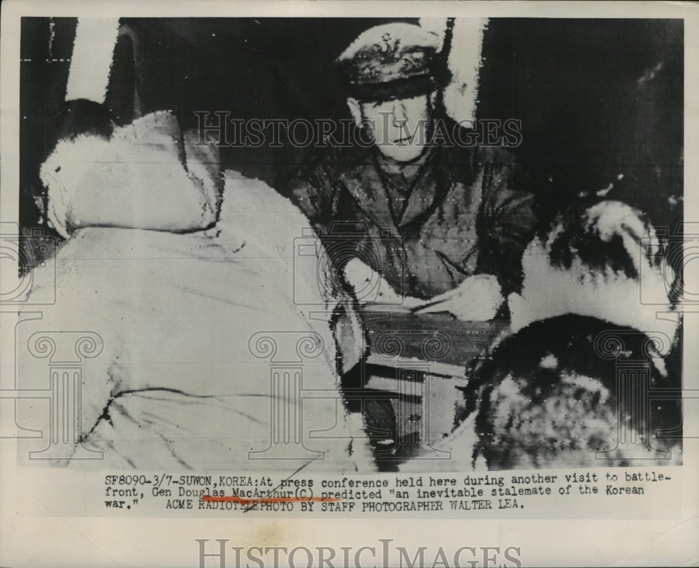 1951 Press Photo General Douglas MacArthur visits Korean Battlefront
