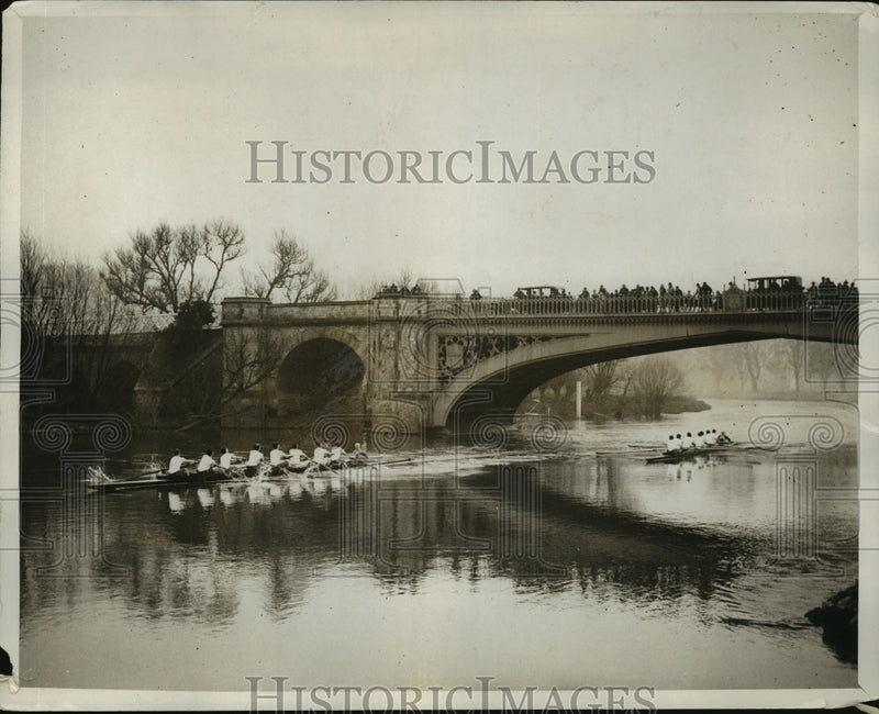 Load image into Gallery viewer, 1927 Press Photo Crews at Victoria Bridge During Eton Trial Lights - nem54536
